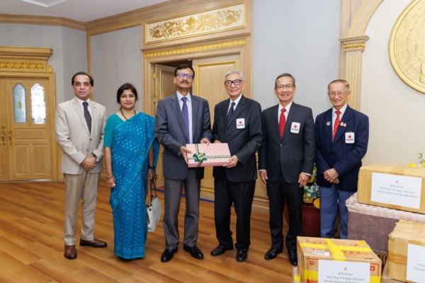 ที่ปรึกษาด้านการต่างประเทศของสาธารณรัฐประชาชนบังกลาเทศบริจาคเครื่องกันหนาว