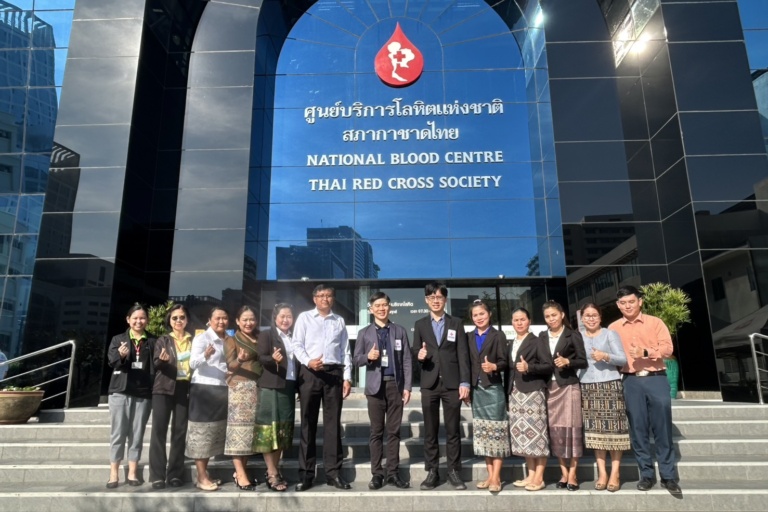 เจ้าหน้าที่กาแดงลาวฝึกงานด้านการบริการโลหิต