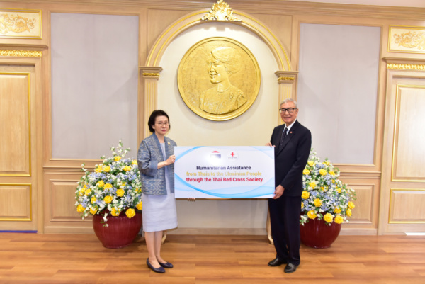 รูปภาพรัฐบาลไทยมอบเงินช่วยเหลือด้านมนุษยธรรมแก่ผู้ประสบภัยในยูเครน ผ่านสภากาชาดไทย