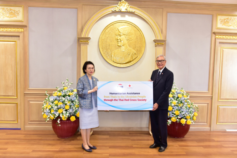 รูปภาพรัฐบาลไทยมอบเงินช่วยเหลือด้านมนุษยธรรมแก่ผู้ประสบภัยในยูเครน ผ่านสภากาชาดไทย