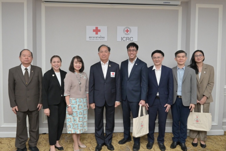 รูปภาพผู้บริหารถ่ายรูปร่วมกันในการประชุมการบรรยายให้ความรู้พื้นฐานเกี่ยวกับกฎหมายมนุษยธรรมระหว่างประเทศ
