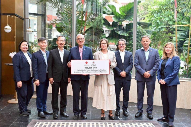 รูปภาพ ผู้บริหารถ่ายรูปร่วมงาน Spirit of Partnership เครือข่ายพันธมิตรอาสาสมัครกาชาด