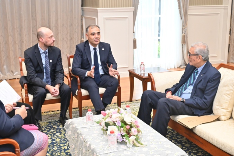 รูปภาพ ผู้บริหารสนทนาร่วมกัน