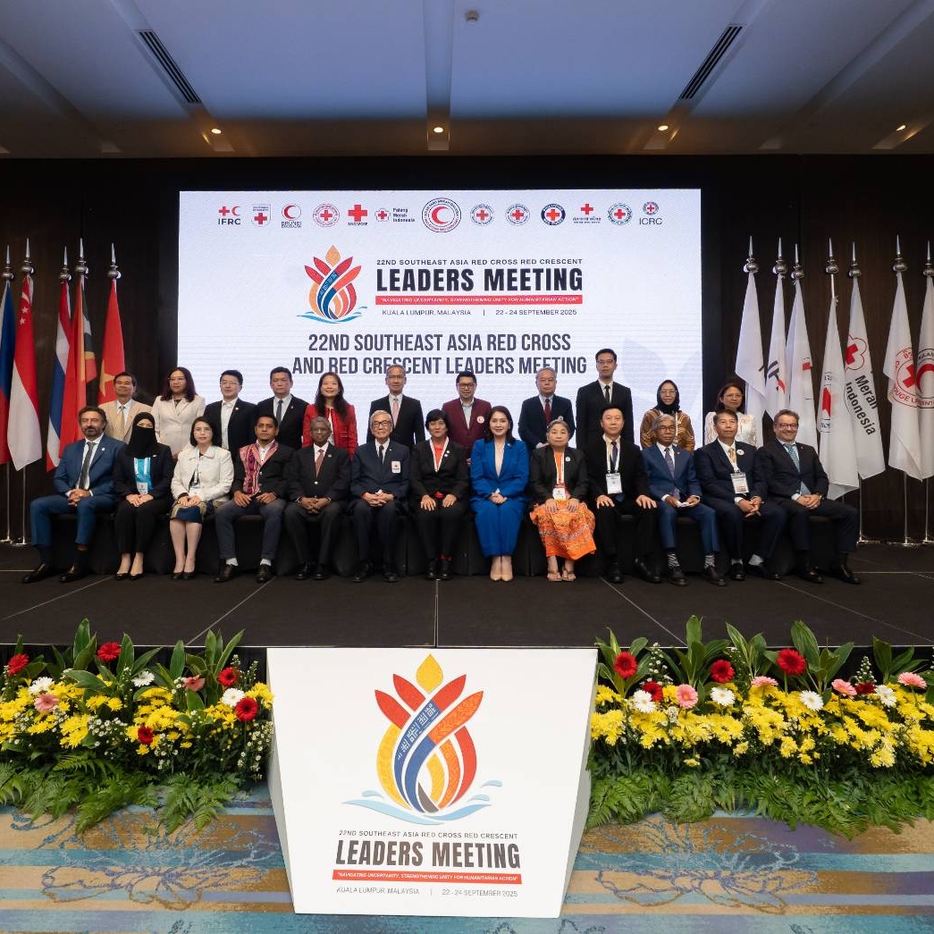 รูปภาพ ผู้บริหารถ่ายรูปร่วมกับคณะผู้นำกาชาดและเสี้ยววงเดือนแดงเอเชียตะวันออกเฉียงใต้