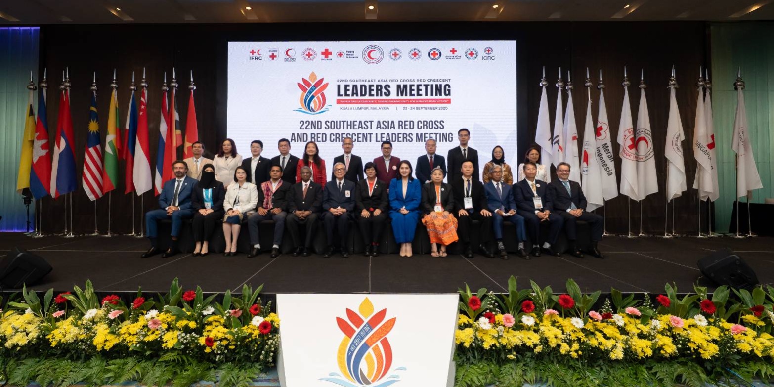 227731 รูปภาพ ผู้บริหารถ่ายรูปร่วมกับคณะผู้นำกาชาดและเสี้ยววงเดือนแดงเอเชียตะวันออกเฉียงใต้