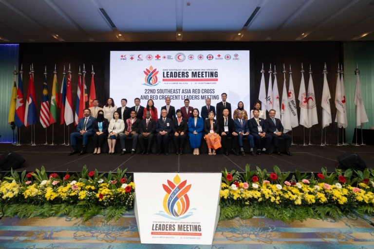 รูปภาพ ผู้บริหารถ่ายรูปร่วมกับคณะผู้นำกาชาดและเสี้ยววงเดือนแดงเอเชียตะวันออกเฉียงใต้