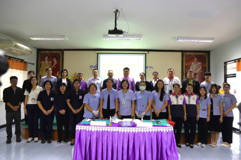 รูปภาพสภากาชาดไทยนำคณะผู้สนับสนุนถ่ายรูปร่วมกัน