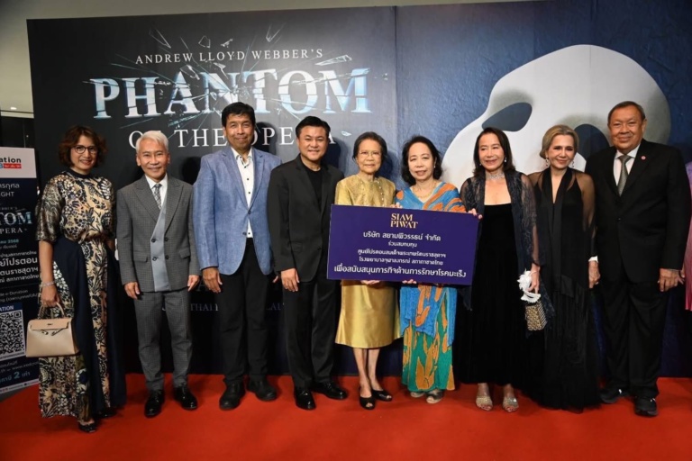 รูปภาพ ผู้บริหารถ่ายรูปร่วมกันในงาน Charity Night "The Phantom of the Opera"