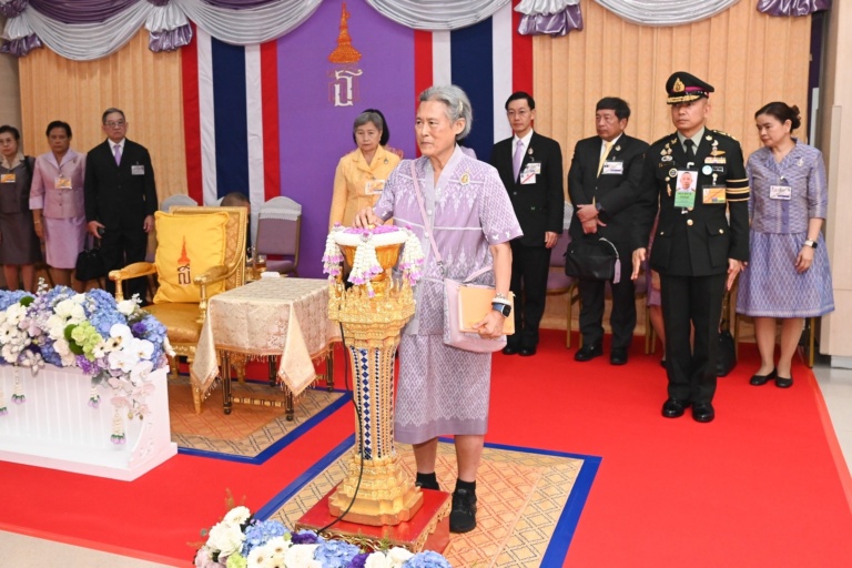 รูปภาพ สมเด็จพระเทพรัตนราชสุดาฯ สยามบรมราชกุมารี เสด็จพระราชดำเนินไปทรงเปิดอาคาร ส.ธ. โรงพยาบาลจุฬาลงกรณ์ สภากาชาดไทย
