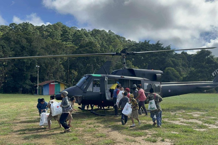 รูปภาพเจ้าหน้าที่สภากาชาดไทยร่วมกับหน่วยเฉพาะกิจสิงหนาท ส่งมอบชุดธารน้ำใจ สภากาชาดไทย ให้กับผู้ประสบอุทกภัย จังหวัดแม่ฮ่องสอน