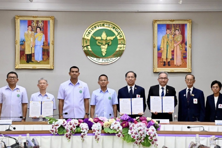 รูปภาพ ผู้บริหารและบุคลากรที่เกี่ยวข้องของสภากาชาดไทยร่วมกับกระทรวงสาธารณสุข และสำนักงานพัฒนาวิทยาศาสตร์และเทคโนโลยีแห่งชาติเข้าร่วมประชุม