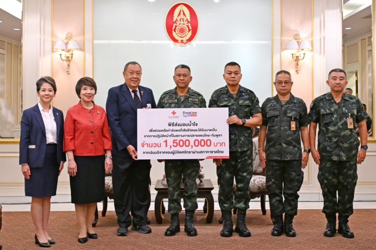 รูปภาพ ผู้บริหารสภากาชาดไทยถ่ายรูปร่วมกับคณะผู้แทนทหาร