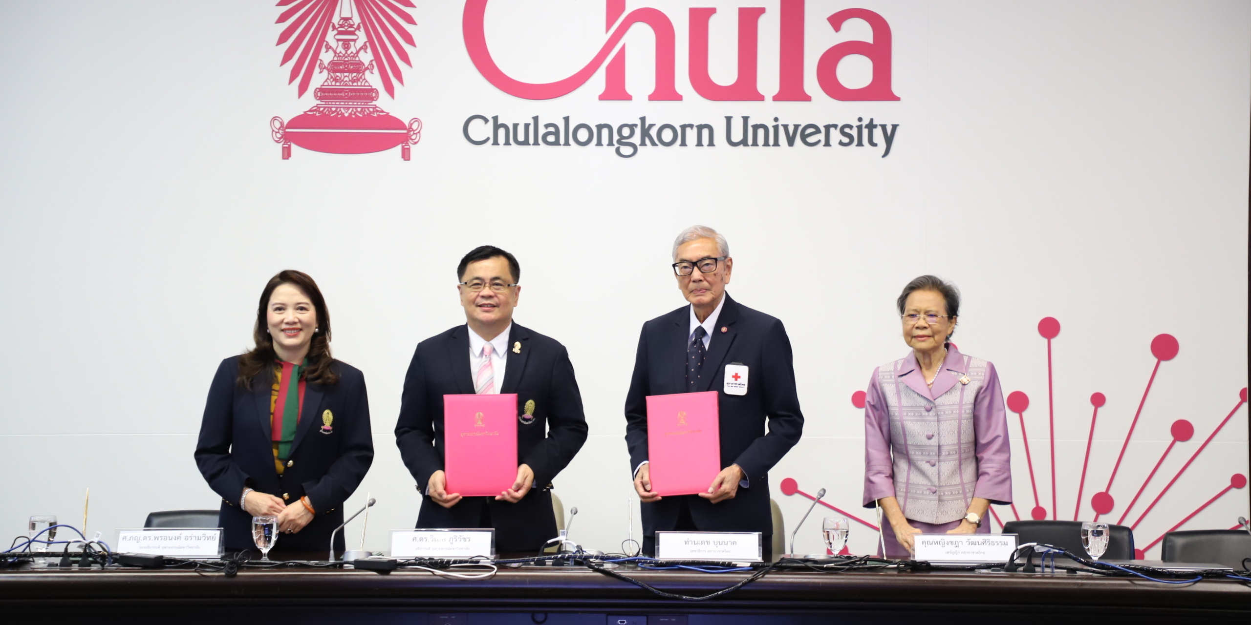 IMG_9979 รูปภาพ ผู้บริหารและผู้ที่เกี่ยวข้องของสภากาชาดไทยและ จุฬาลงกรณ์มหาวิทยาลัย ถ่ายรูปร่วมกันในงาน