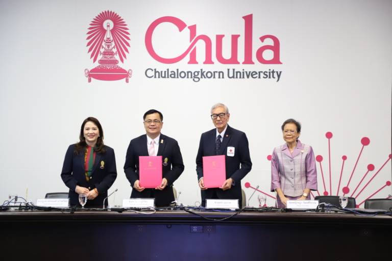 รูปภาพ ผู้บริหารและผู้ที่เกี่ยวข้องของสภากาชาดไทยและ จุฬาลงกรณ์มหาวิทยาลัย ถ่ายรูปร่วมกันในงาน