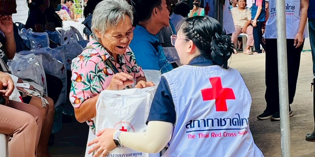 รูปภาพ เจ้าหน้าที่ลงพื้นที่มอบชุดธารน้ำใจฯ ช่วยเหลือผู้ประสบอุทกภัย