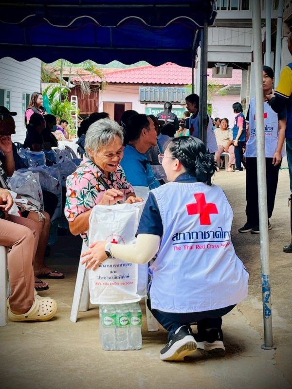 1 รูปภาพ เจ้าหน้าที่ลงพื้นที่มอบชุดธารน้ำใจฯ ช่วยเหลือผู้ประสบอุทกภัย