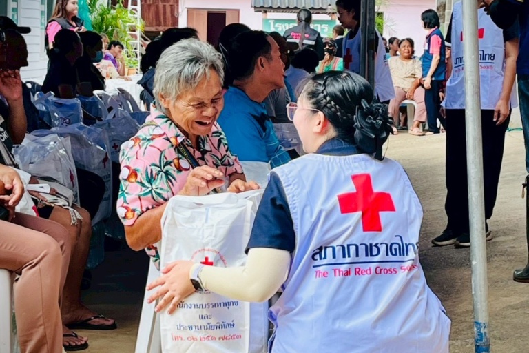 รูปภาพ เจ้าหน้าที่ลงพื้นที่มอบชุดธารน้ำใจฯ ช่วยเหลือผู้ประสบอุทกภัย