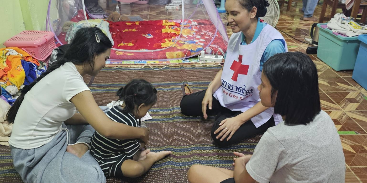 รูปภาพ เจ้าหน้าที่ลงพื้นที่ช่วยเหลือผู้ที่ได้รับผลกระทบ