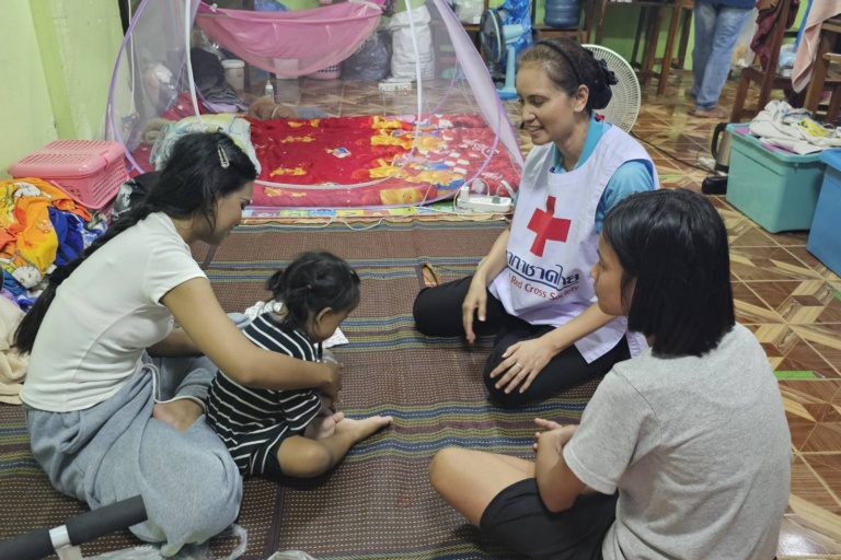 รูปภาพ เจ้าหน้าที่ลงพื้นที่ช่วยเหลือผู้ที่ได้รับผลกระทบ