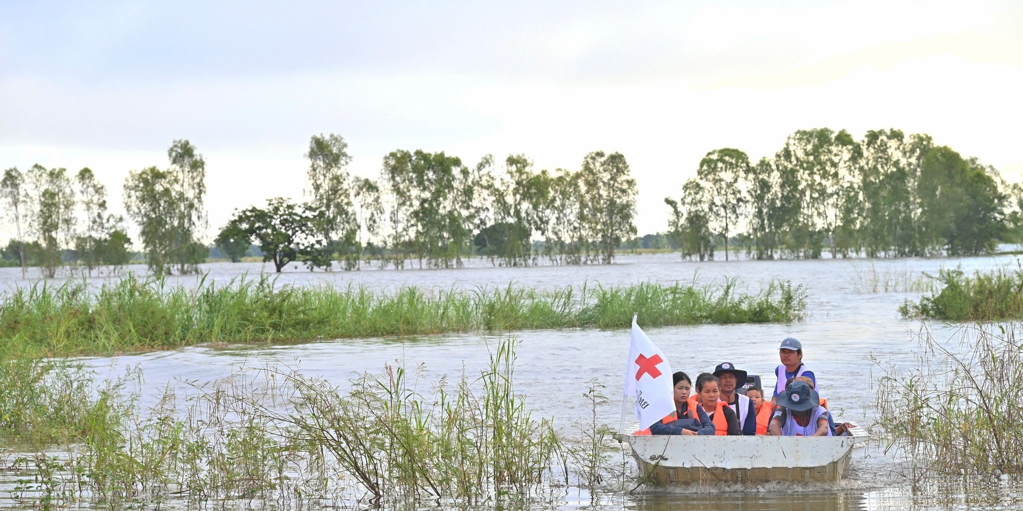 1-569344836_1260876096070944_4198733637660171977_n รูปภาพ เจ้าหน้าที่สภากาชาดไทยเตรียมเดินทางช่วยเหลือชาวบ้านด้วยเรือท้องแบน