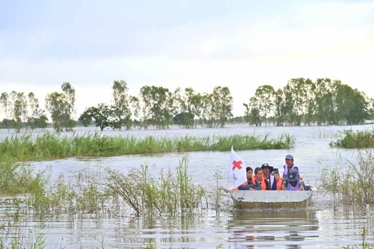 รูปภาพ เจ้าหน้าที่สภากาชาดไทยเตรียมเดินทางช่วยเหลือชาวบ้านด้วยเรือท้องแบน