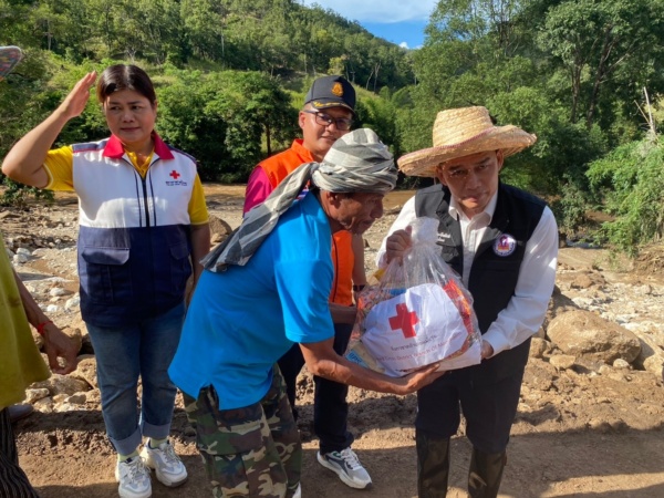 1 รูปภาพ เจ้าหน้าที่ลงพื้นที่เยี่ยมและมอบถุงยังชีพผู้ประสบภัย ให้กับผู้ประสบภัย