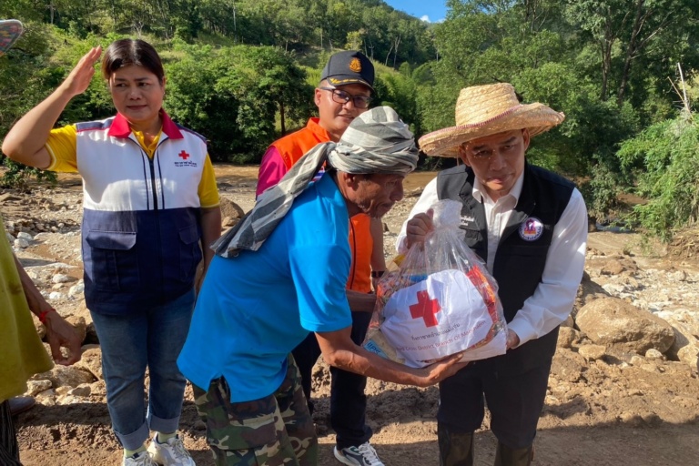 รูปภาพ เจ้าหน้าที่ลงพื้นที่เยี่ยมและมอบถุงยังชีพผู้ประสบภัย ให้กับผู้ประสบภัย