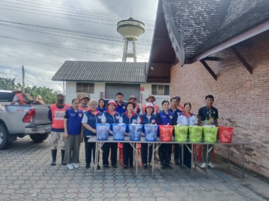 รูปภาพ เจ้าหน้าที่กิ่งกาชาดอำเภอสันป่าตอง ร่วมลงพื้นที่ช่วยเหลือผู้ประสบอุทกภัย