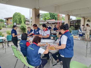 รูปภาพ เจ้าหน้าที่กิ่งกาชาดอำเภอสันป่าตอง ร่วมจัดเตรียมอาหาร