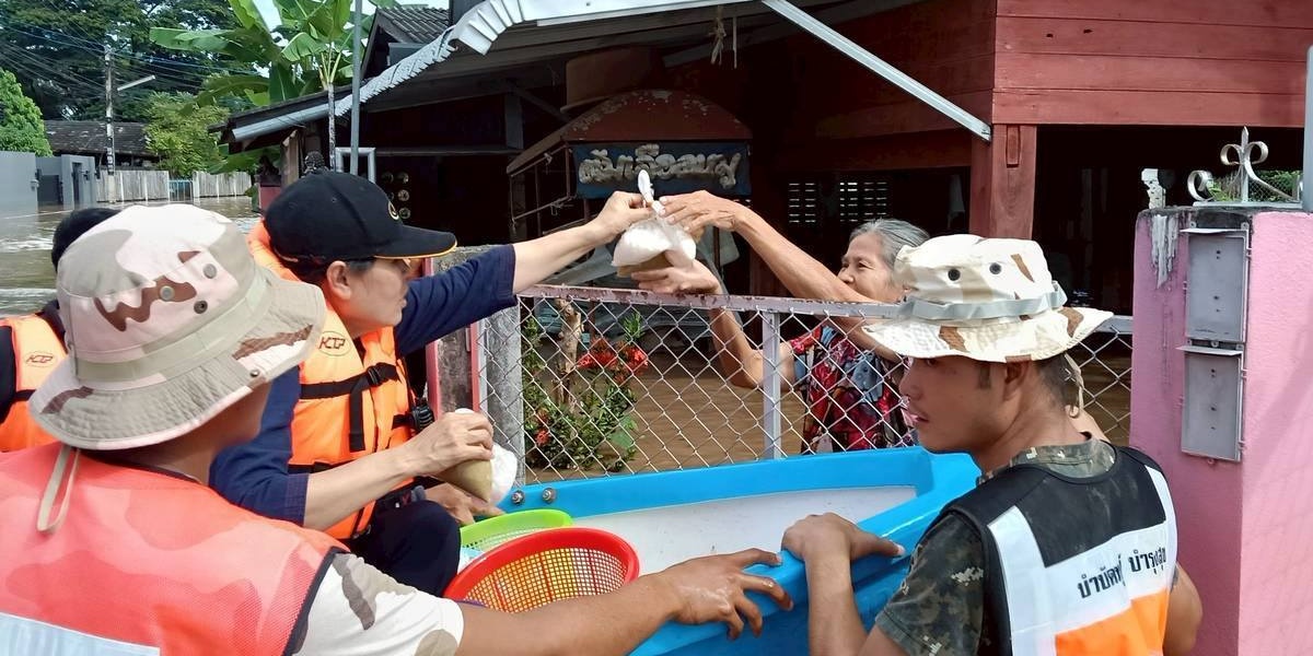 รูปภาพ เจ้าหน้าที่กิ่งกาชาดอำเภอสันป่าตอง ร่วมลงพื้นที่ช่วยเหลือผู้ประสบอุทกภัย