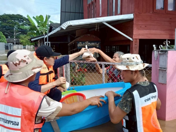 557776049_1241687641323123_2788252062867518607_n รูปภาพ เจ้าหน้าที่กิ่งกาชาดอำเภอสันป่าตอง ร่วมลงพื้นที่ช่วยเหลือผู้ประสบอุทกภัย