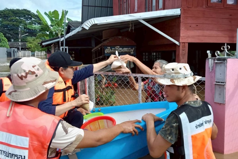 รูปภาพ เจ้าหน้าที่กิ่งกาชาดอำเภอสันป่าตอง ร่วมลงพื้นที่ช่วยเหลือผู้ประสบอุทกภัย