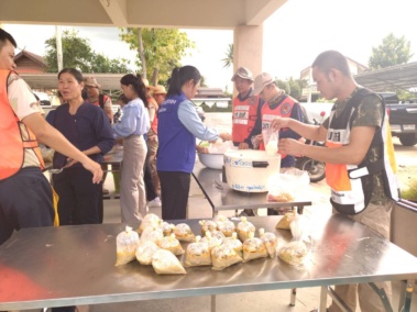 รูปภาพ เจ้าหน้าที่กิ่งกาชาดอำเภอสันป่าตอง ร่วมจัดเตรียมอาหาร