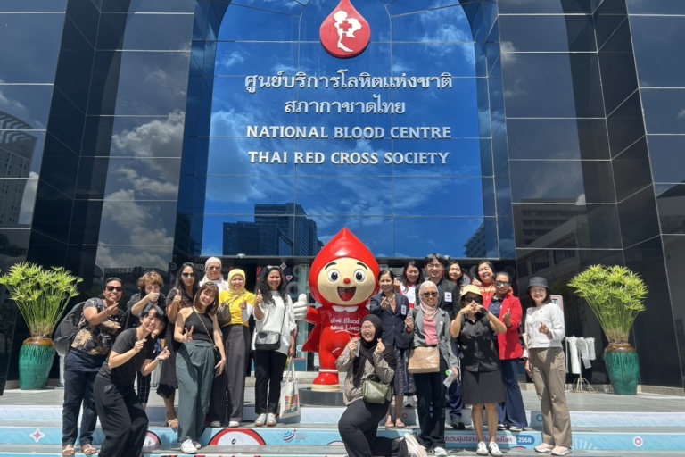 รูปภาพ คณะผู้นำสตรีจากกาชาดและเสี้ยววงเดือนแดงภูมิภาคเอเชียตะวันออกเฉียงใต้ถ่ายรูปหน้าศูนย์บริการโลหิตแห่งชาติ