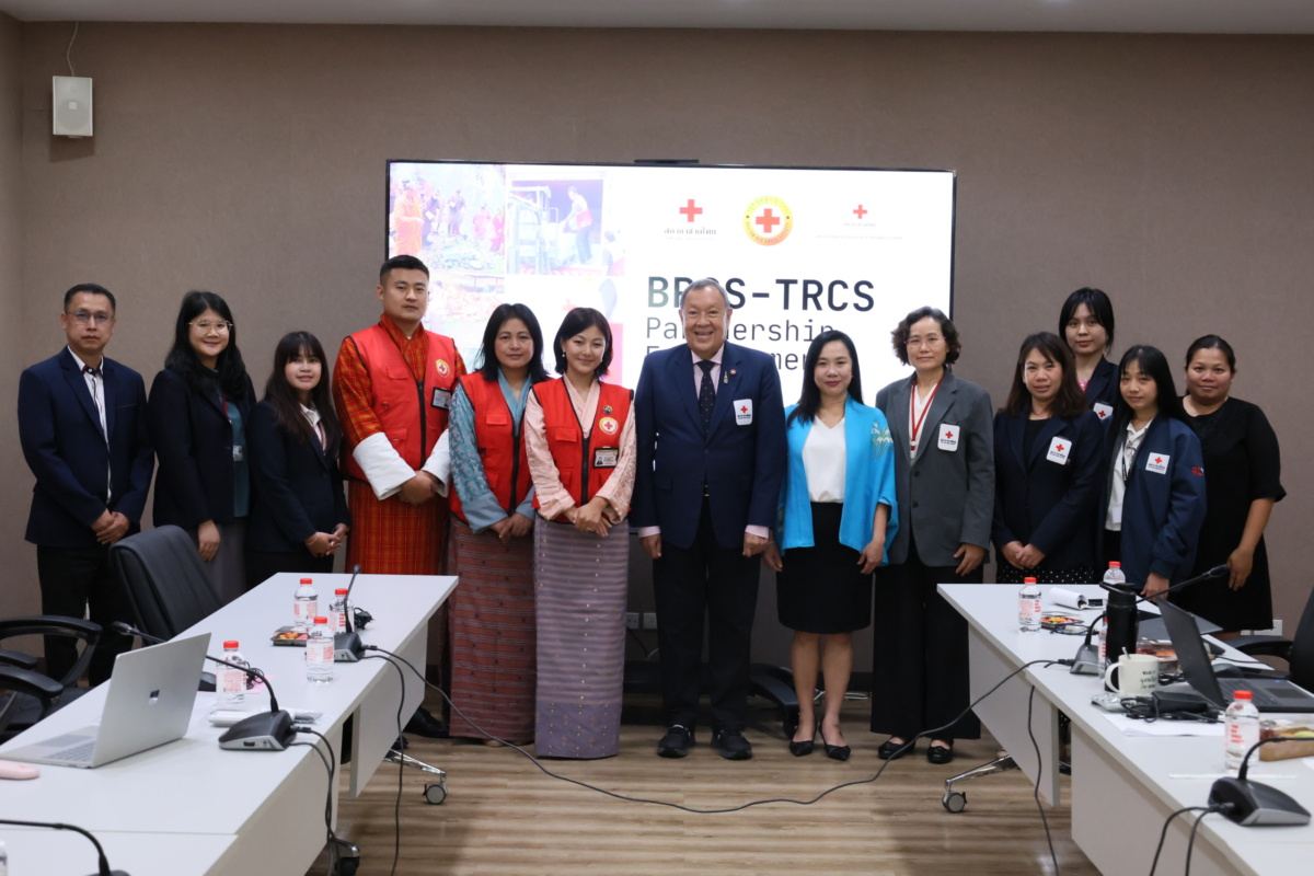 รูปภาพ ผู้แทนกาชาดภูฏานร่วมถ่ายรูปกับผู้บริหารและผู้เข้าร่วมประชุม