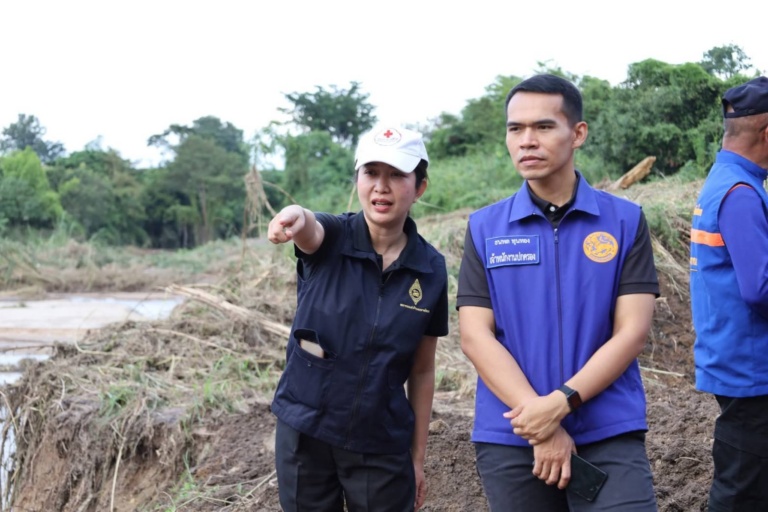 รูปภาพเจ้าหน้าที่ลงพื้นที่สำรวจความเสียหายจากน้ำหลาก