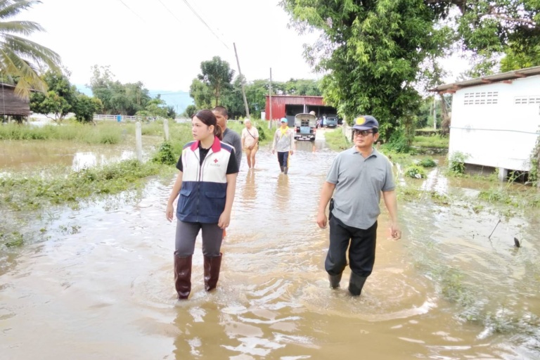 รูปภาพเจ้าหน้าที่ลงพื้นที่ส่งมอบสิ่งของให้กับชาวบ้าน