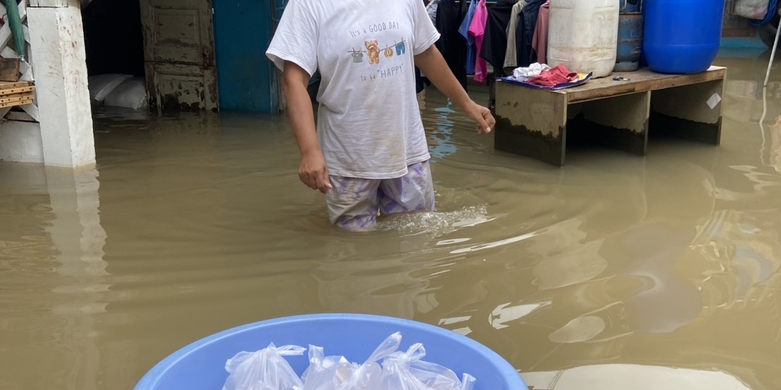 รูปภาพเจ้าหน้าที่มอบสิ่งของให้กับชาวบ้าน