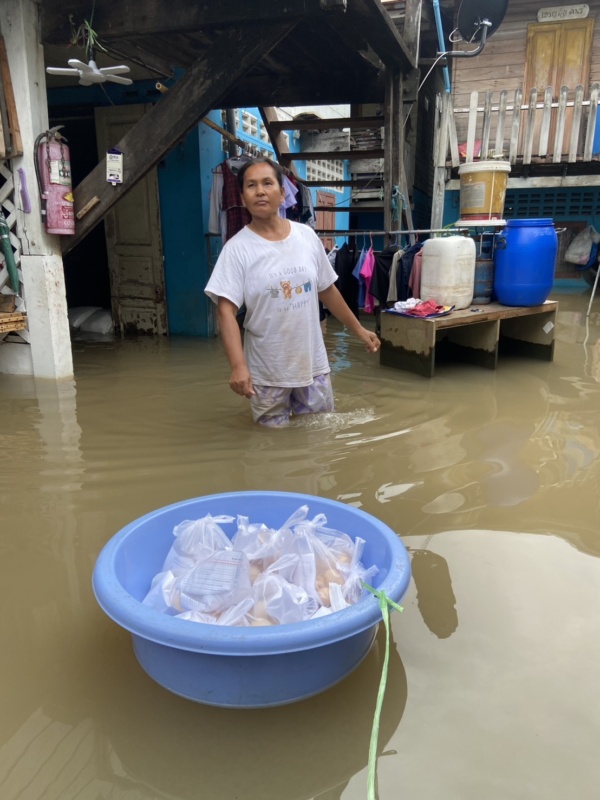 รูปภาพเจ้าหน้าที่มอบสิ่งของให้กับชาวบ้าน