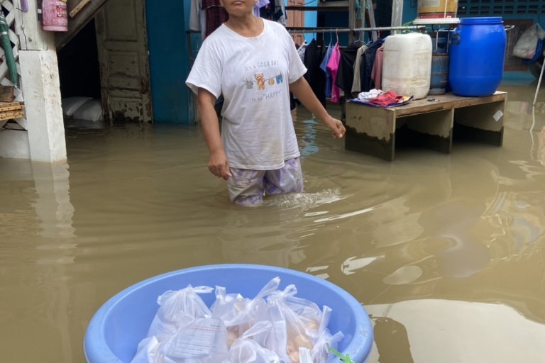 รูปภาพเจ้าหน้าที่มอบสิ่งของให้กับชาวบ้าน