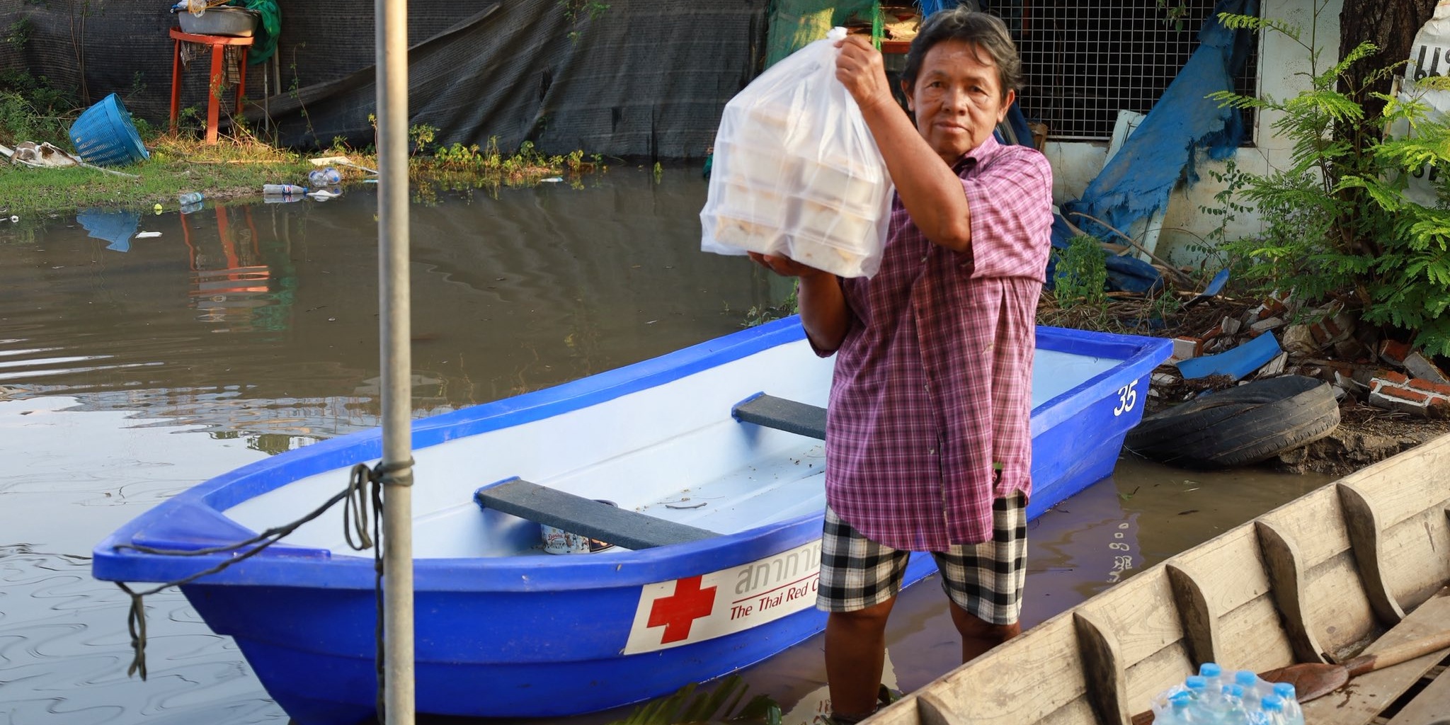 รูปภาพเจ้าหน้าที่มอบสิ่งของให้กับชาวบ้าน