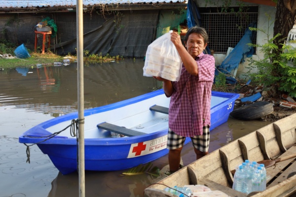 รูปภาพเจ้าหน้าที่มอบสิ่งของให้กับชาวบ้าน