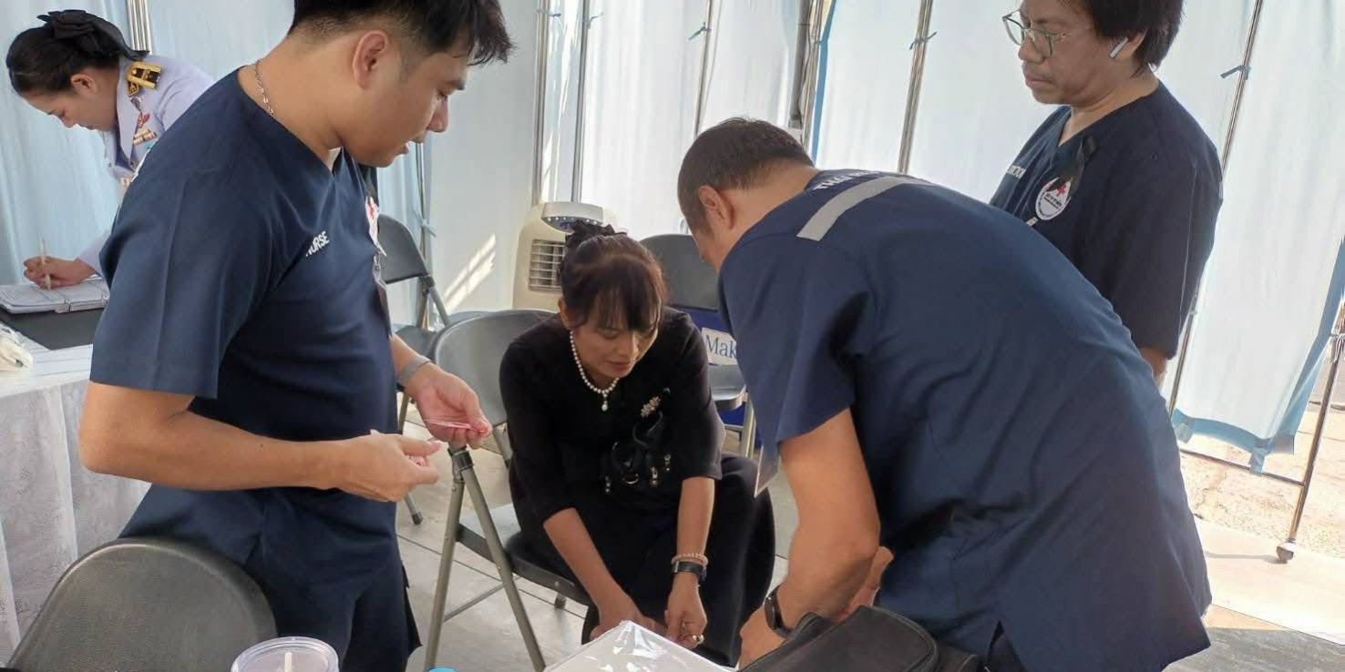 รูปภาพหน่วยปฐมพยาบาลกำลังดูแลประชาชนที่เข้าร่วมงาน