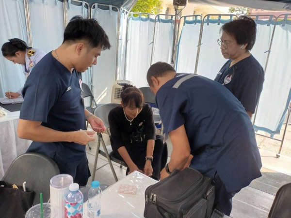 รูปภาพหน่วยปฐมพยาบาลกำลังดูแลประชาชนที่เข้าร่วมงาน