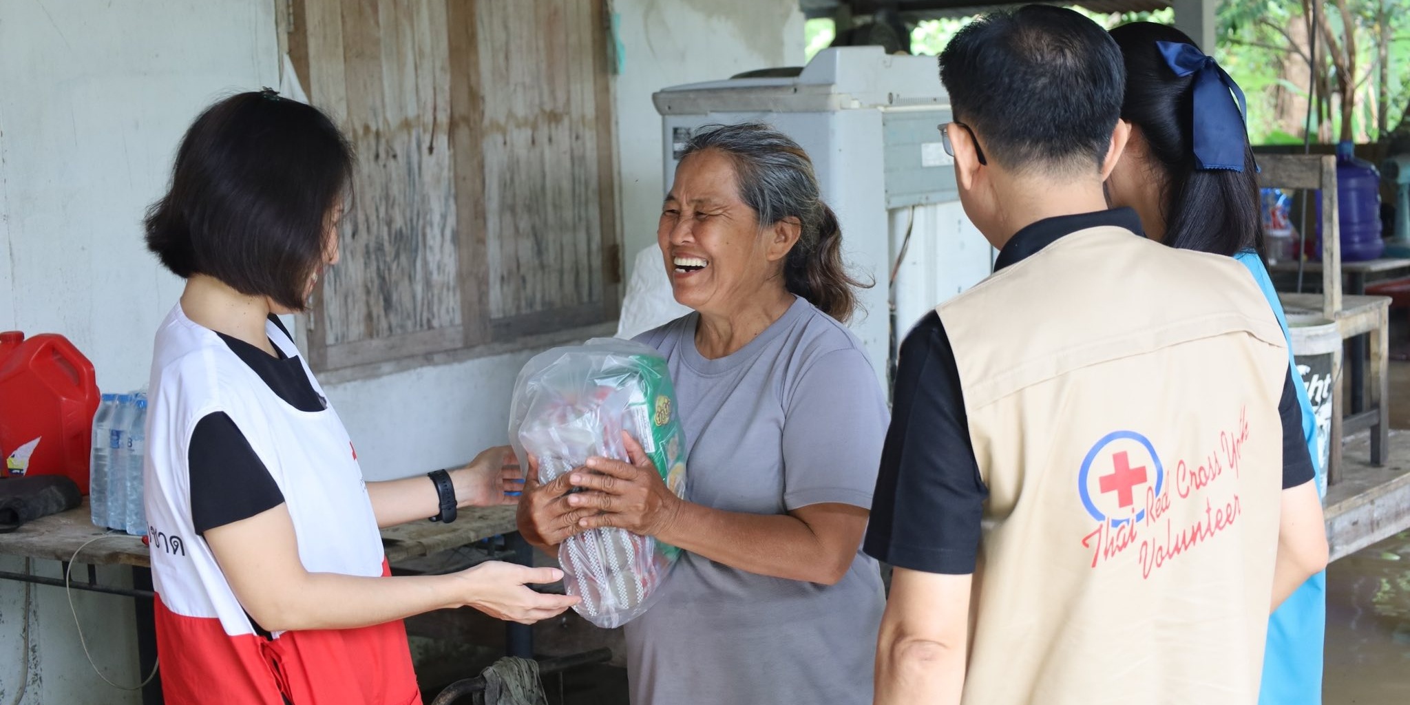 รูปภาพ เจ้าหน้าที่มอบของสิ่งของให้กับผู้ได้รับผลกระทบอุทกภัย