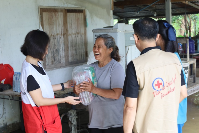 รูปภาพ เจ้าหน้าที่มอบของสิ่งของให้กับผู้ได้รับผลกระทบอุทกภัย