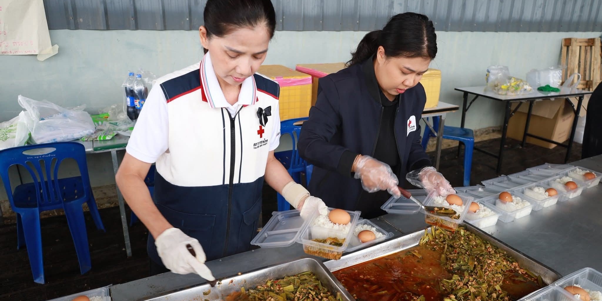 1-579716263_1276923754466178 รูปภาพเจ้าหน้าที่กำลังจัดเตรียมอาหาร