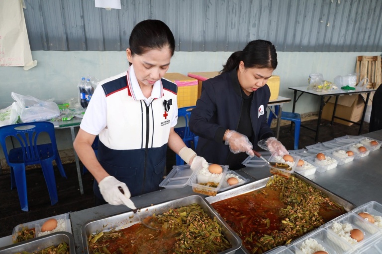 รูปภาพเจ้าหน้าที่กำลังจัดเตรียมอาหาร