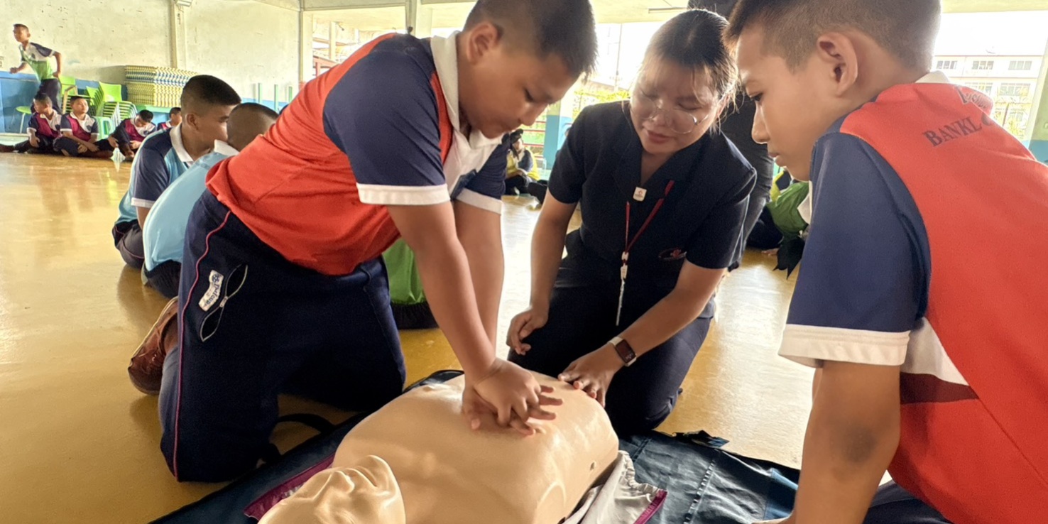 รูปภาพ นักเรียนเรียนร่วมกิจกรรมกับเจ้าหน้าที่