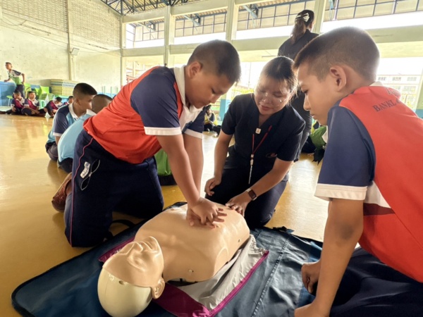 รูปภาพ นักเรียนเรียนร่วมกิจกรรมกับเจ้าหน้าที่